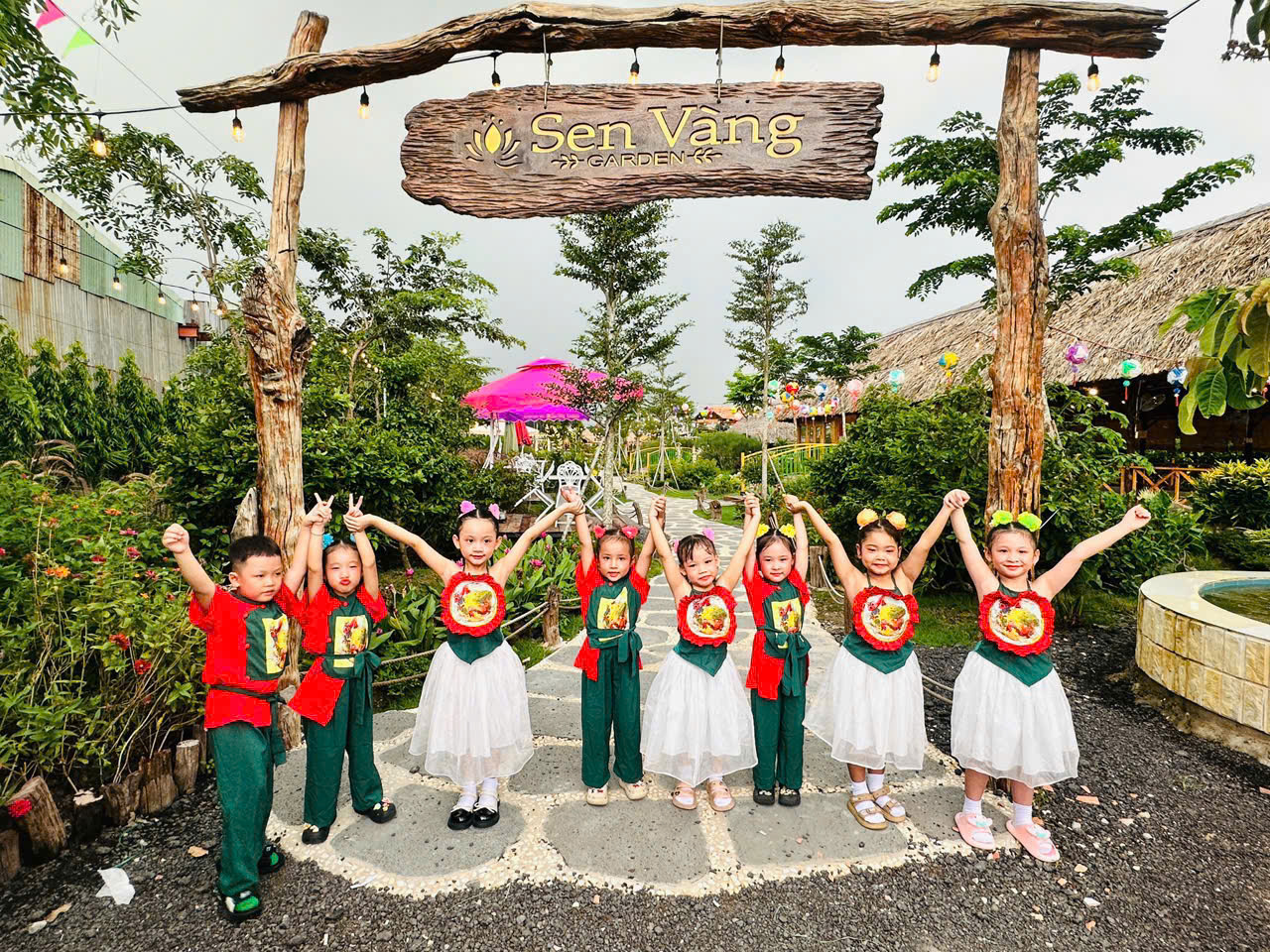 Cổng chào – Bãi xe – Tháp sen vàng