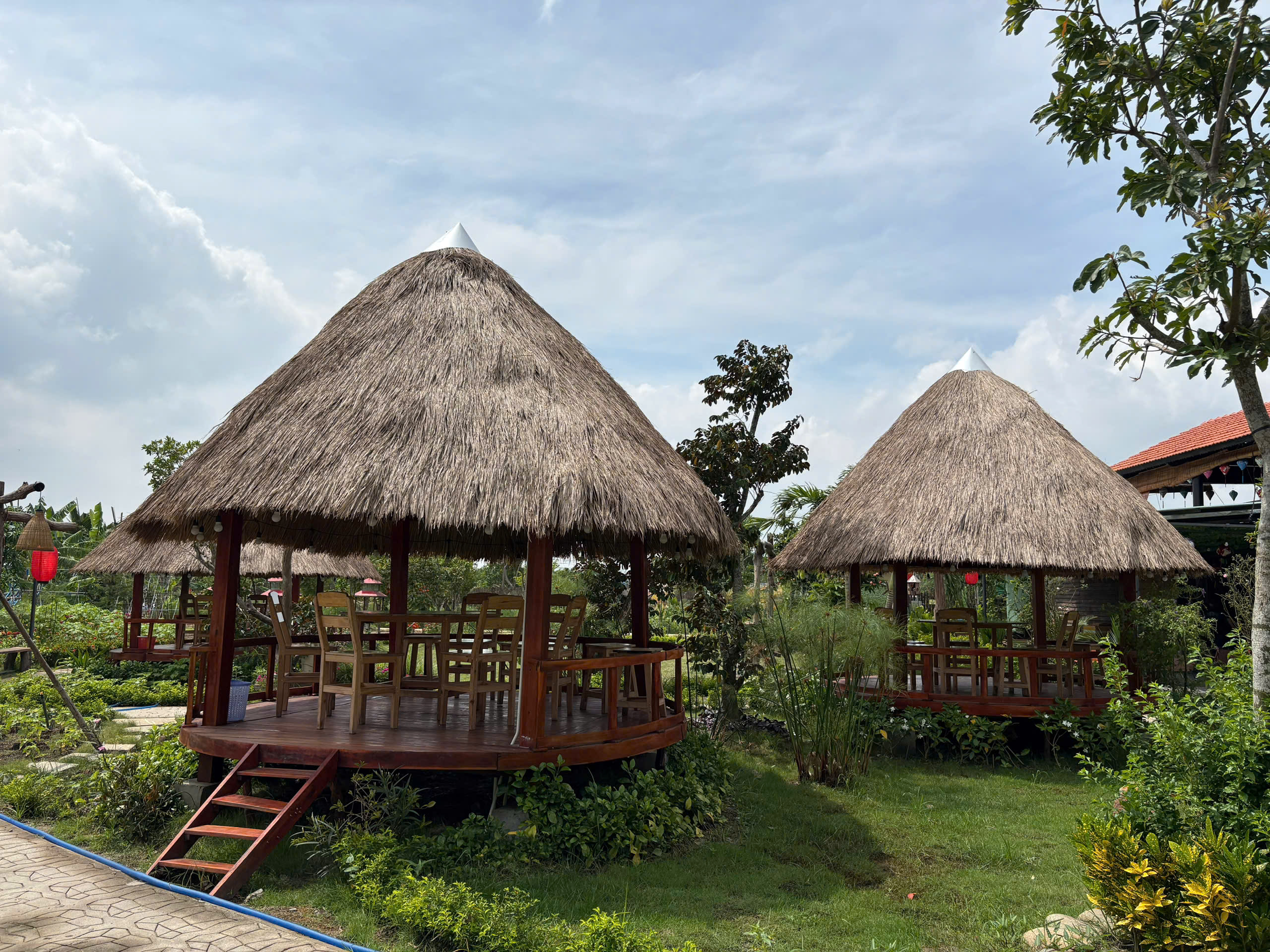 Khám Phá Khu Nhà Chòi Sen Vàng Garden Hóc Môn: Chòi Nón Lá, Chòi Chữ A & Ẩm Thực Đồng Quê