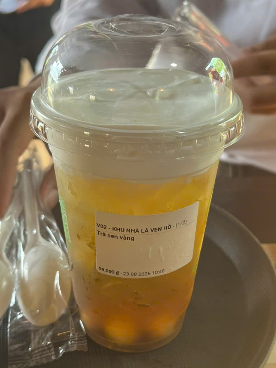 Ô Long Sen Vàng Macchiato Signature tại Sen Vàng Garden