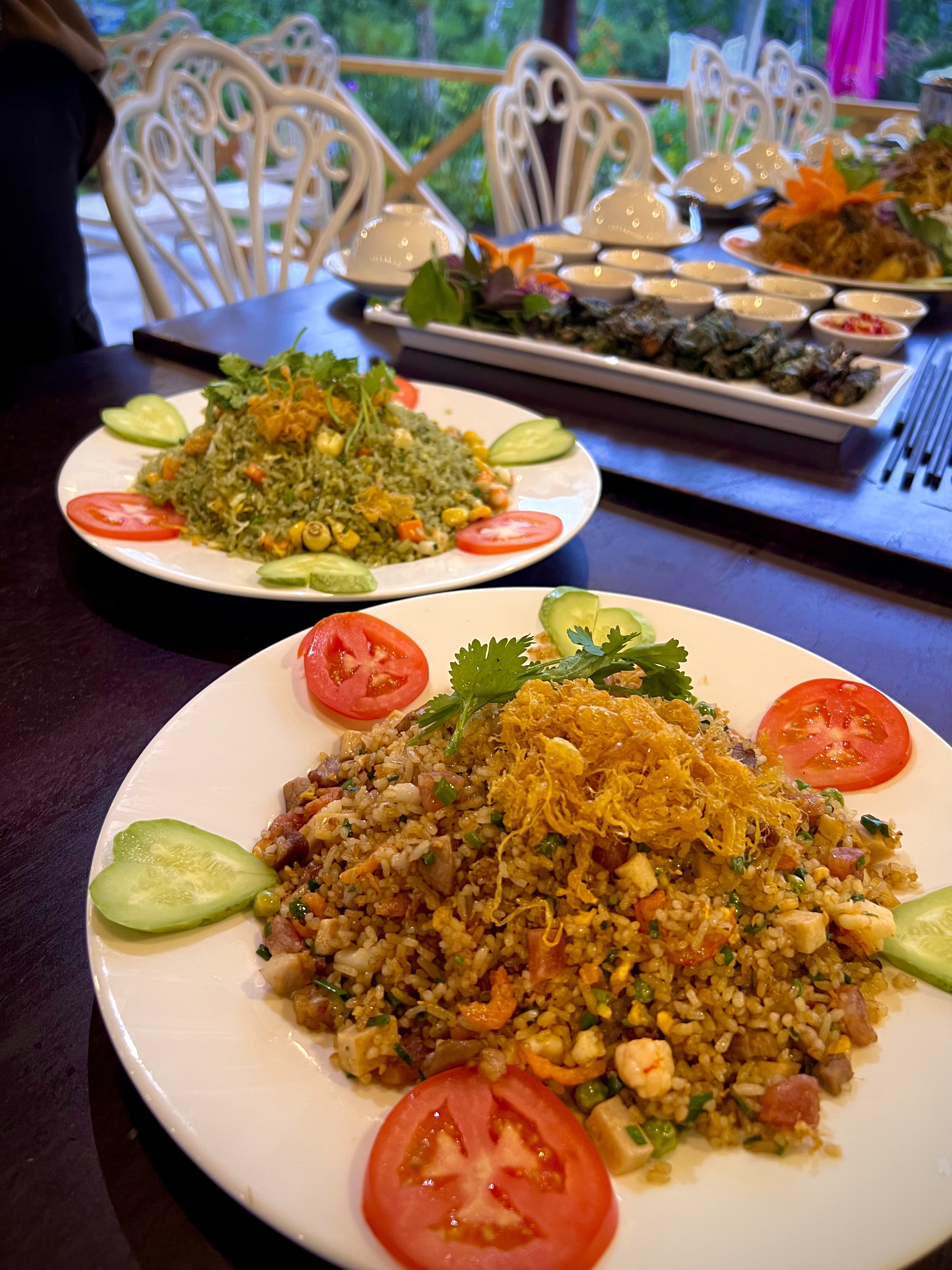 Đĩa cơm chiên hải sản hạt tơi xốp vàng óng tại nhà hàng Sen Vàng Garden