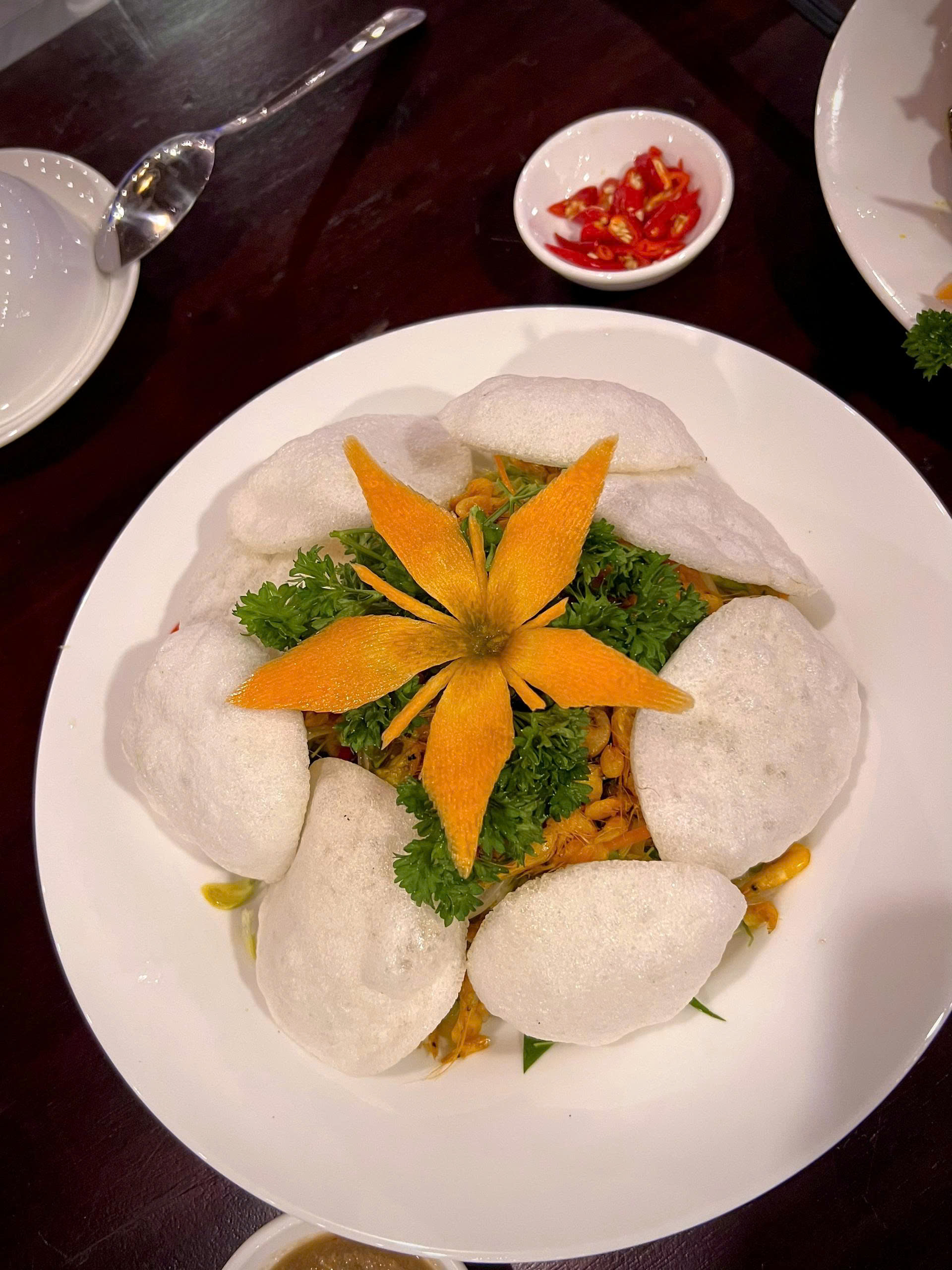 Món gỏi củ hủ dừa tôm thịt ăn kèm bánh phồng tôm giòn tan