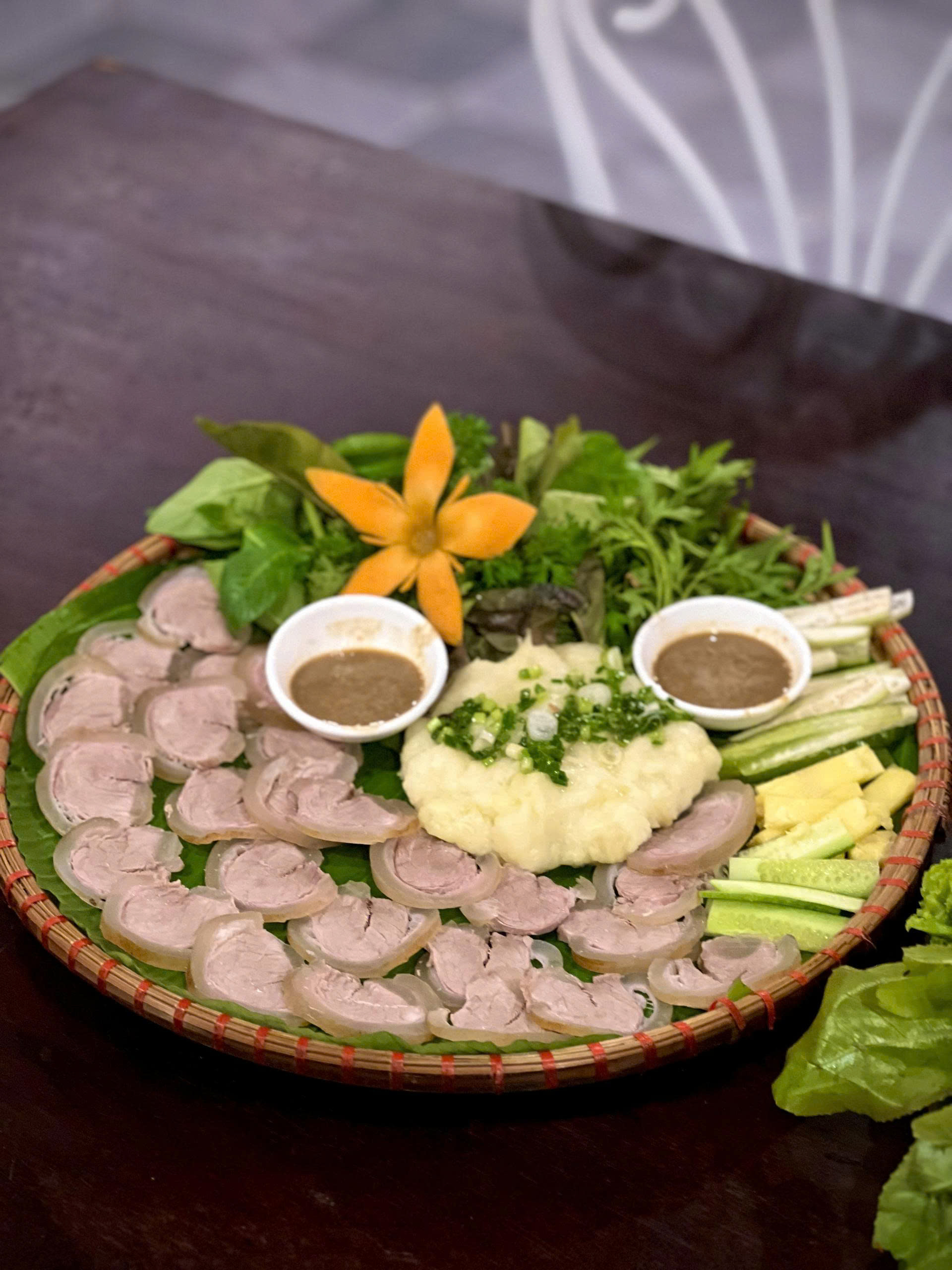 Mẹt thịt luộc kèm khoai mỳ quết mỡ hành chấm mắm nêm đậm đà tại Sen Vàng Garden