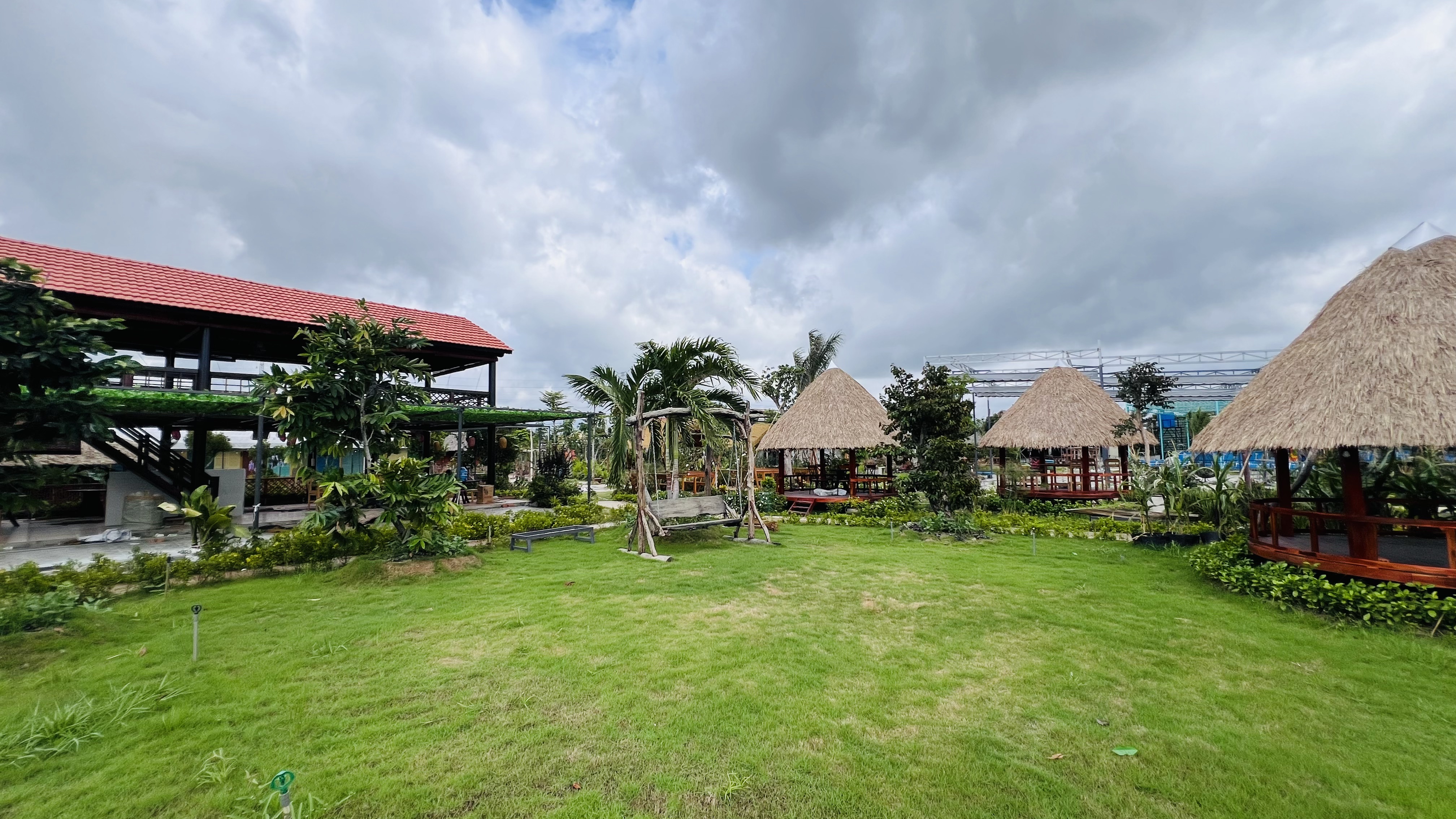 Khu sân khấu sự kiện ngoài trời, thảm cỏ xanh mướt tại Sen Vàng Garden Hóc Môn