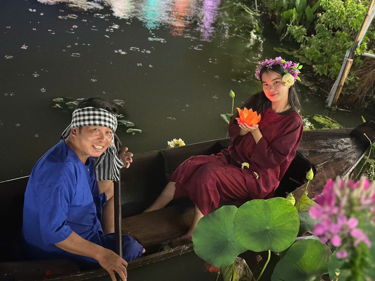Người Lái Đò Khăn Rằn Chèo Xuồng Chở Du Khách Thả Hoa Đăng Sen Vàng Garden