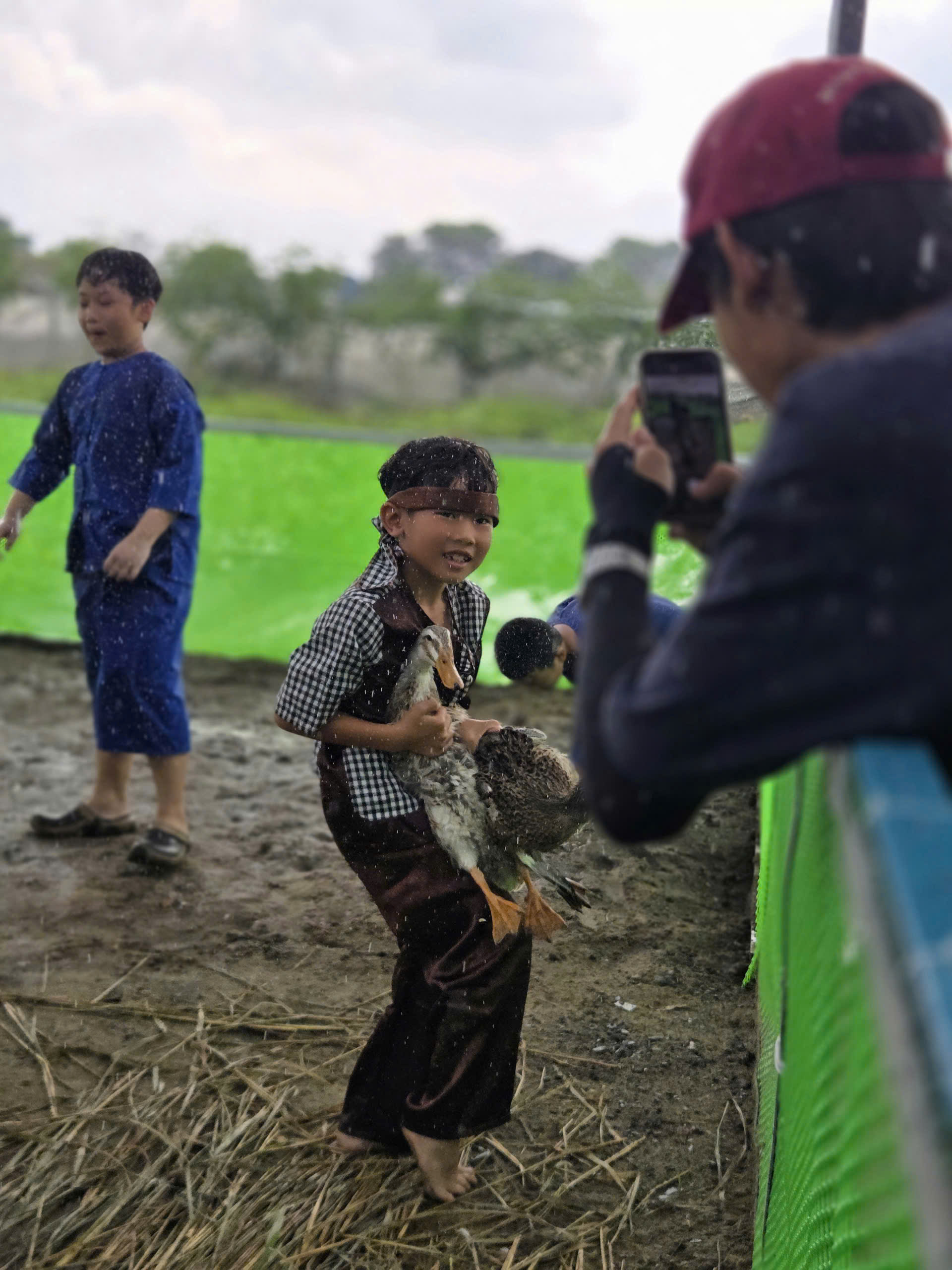 Một Ngày Về Miền Tây Của Các Bé Tại Sen Vàng Garden: Nông Dân Nhí & Tuổi Thơ Trọn Vẹn