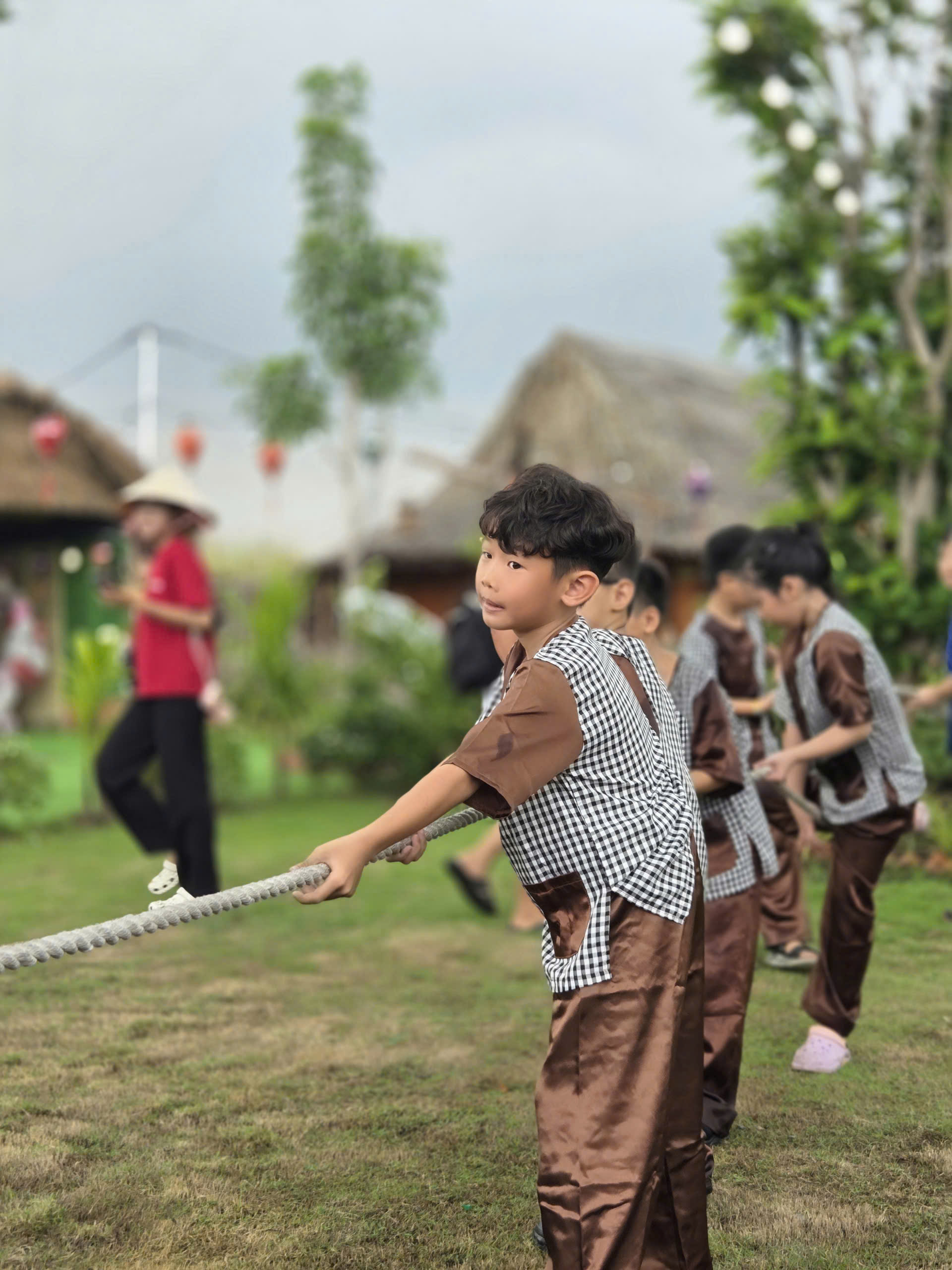 Nụ cười rạng rỡ của các bé thiếu nhi tại Sen Vàng Garden