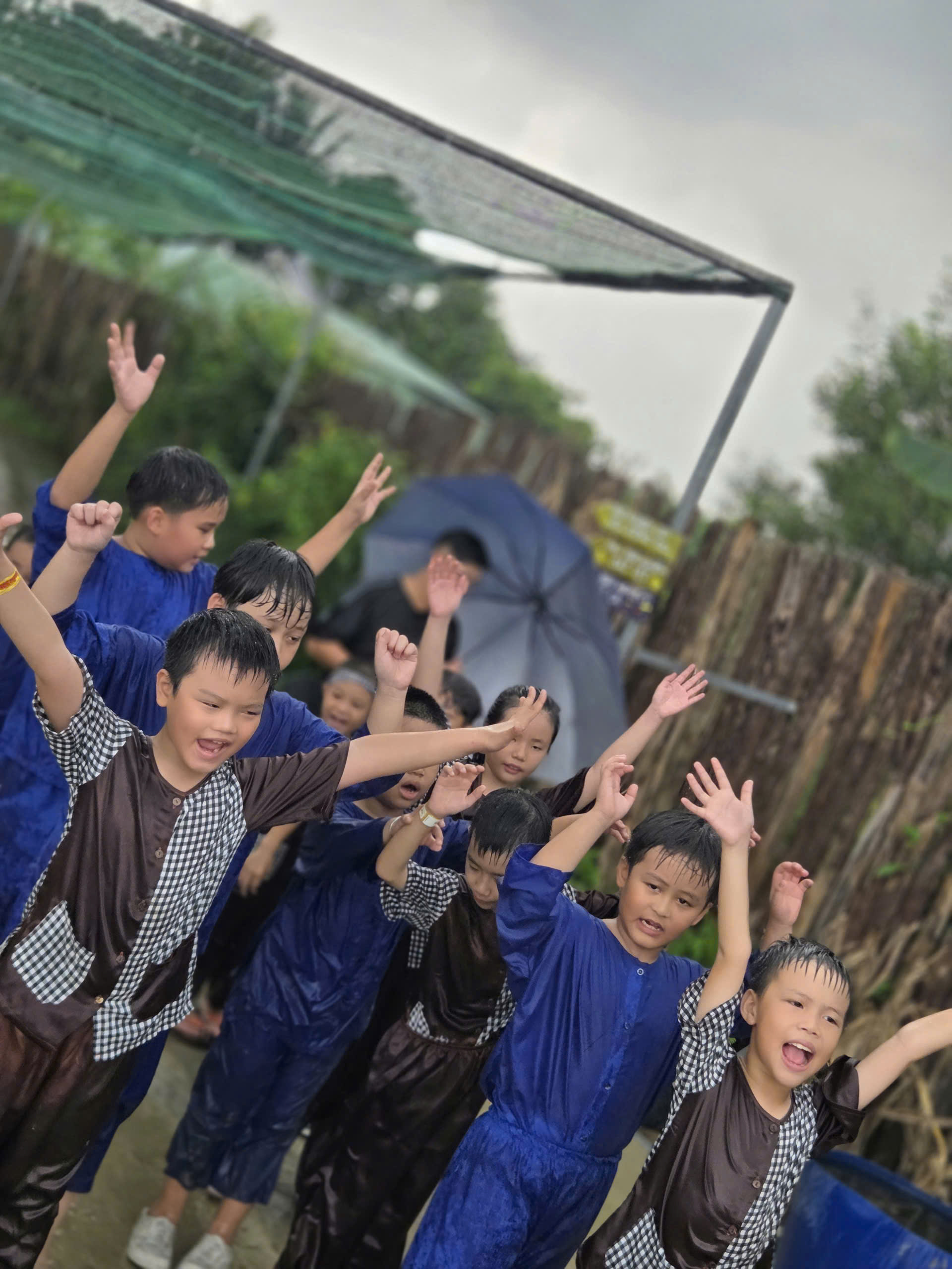 Trải nghiệm tát mương bắt cá lóc đồng của các bé tại Sen Vàng Garden