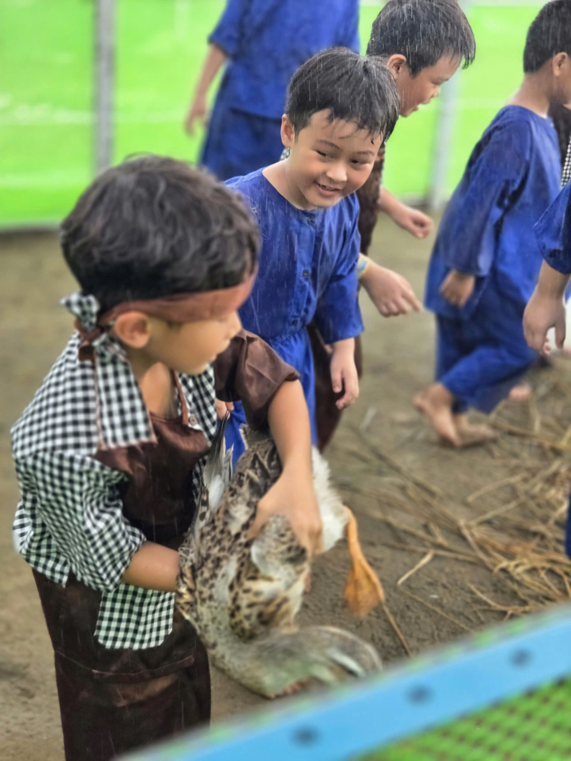 Các bé tham gia trò chơi dân gian sông nước tại Sen Vàng Garden Hóc Môn