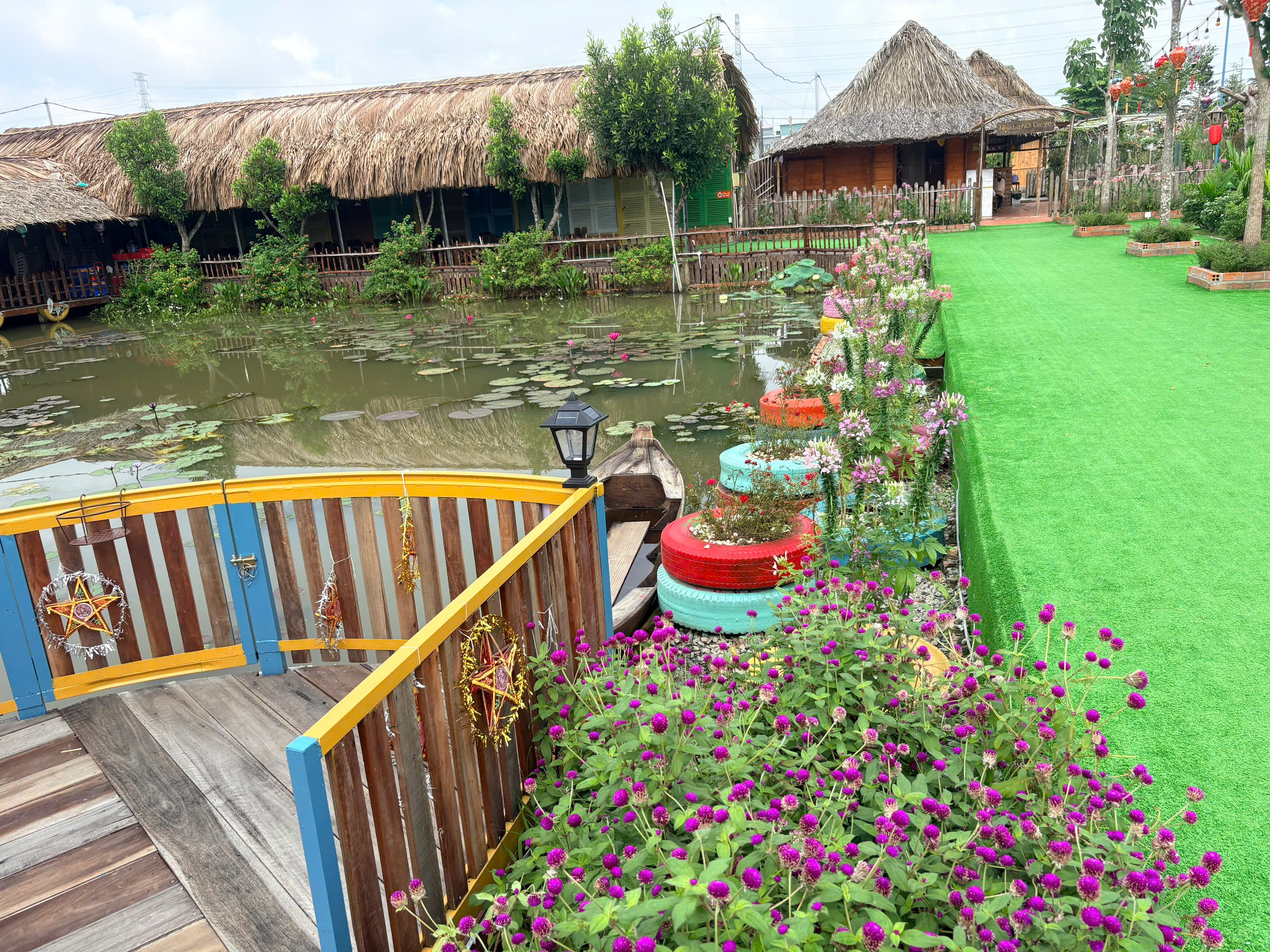 Cầu gỗ check in và xuồng ba lá tại Sen Vàng Garden