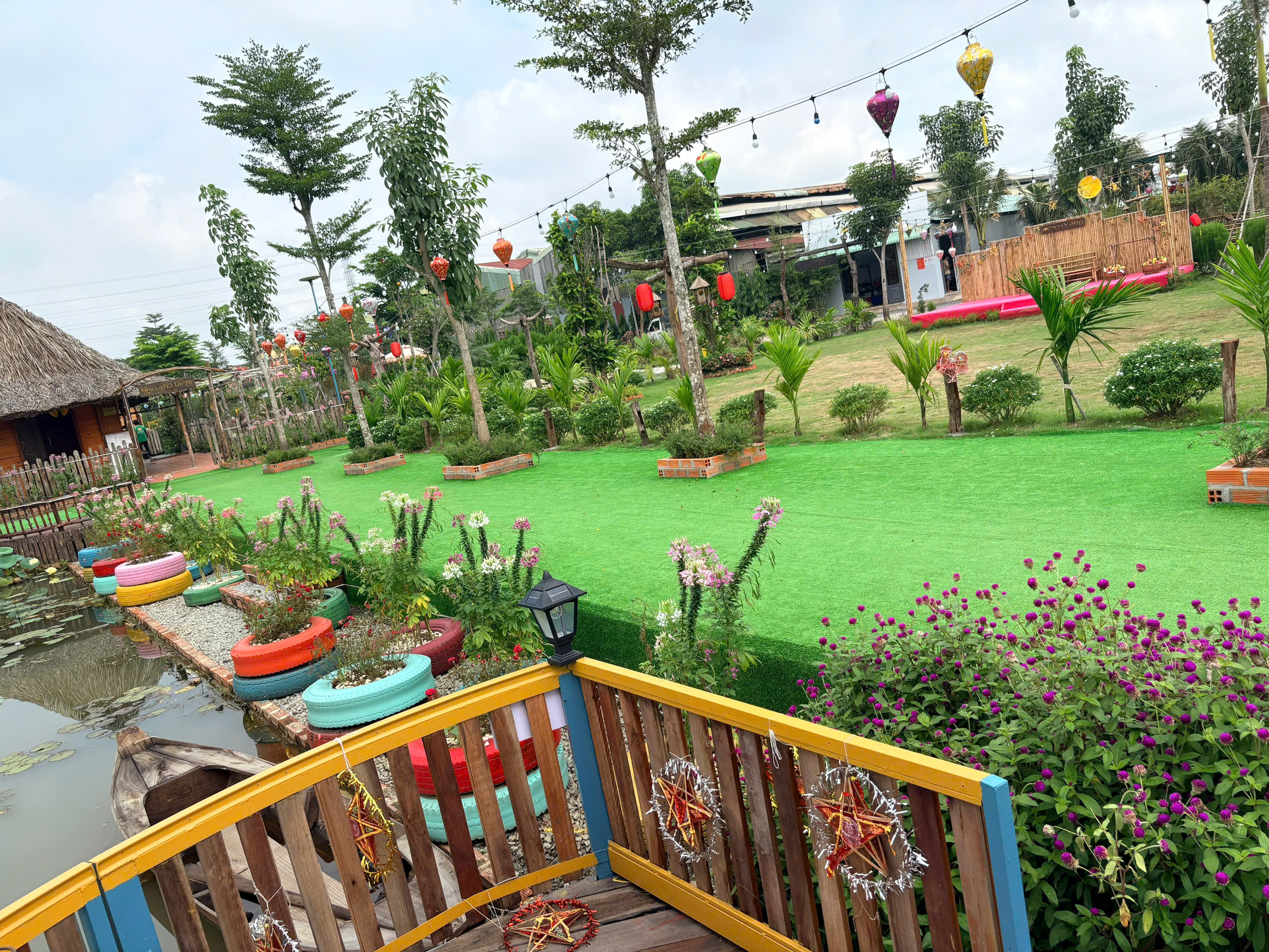Bãi cỏ xanh và đèn lồng Hội An ven hồ Sen Vàng Garden